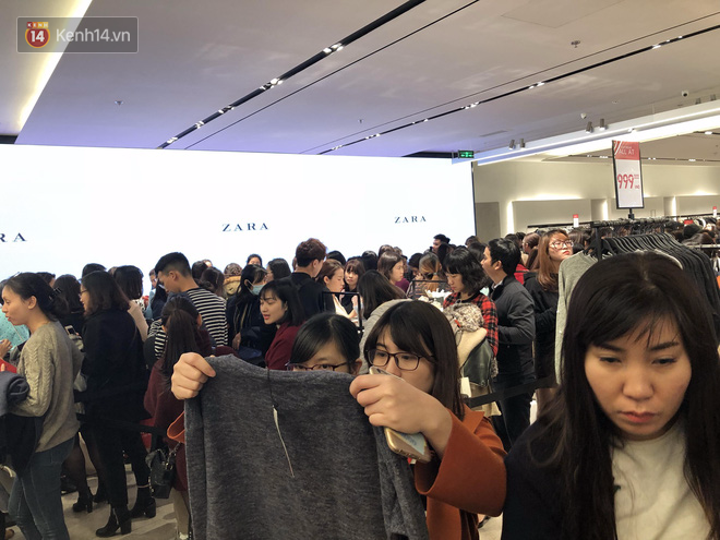 Zara Sài Gòn và Hà Nội đông nghịt, dân tình xếp hàng dài ngay ngày đầu tiên giảm giá